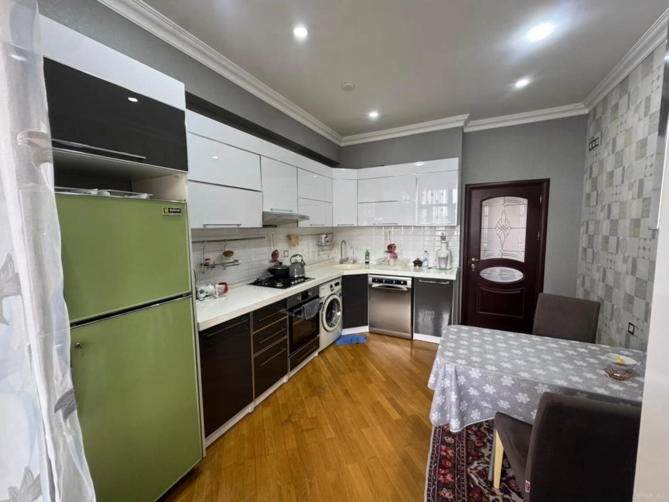 Satılır 3 otaqlı mənzil 135 m²