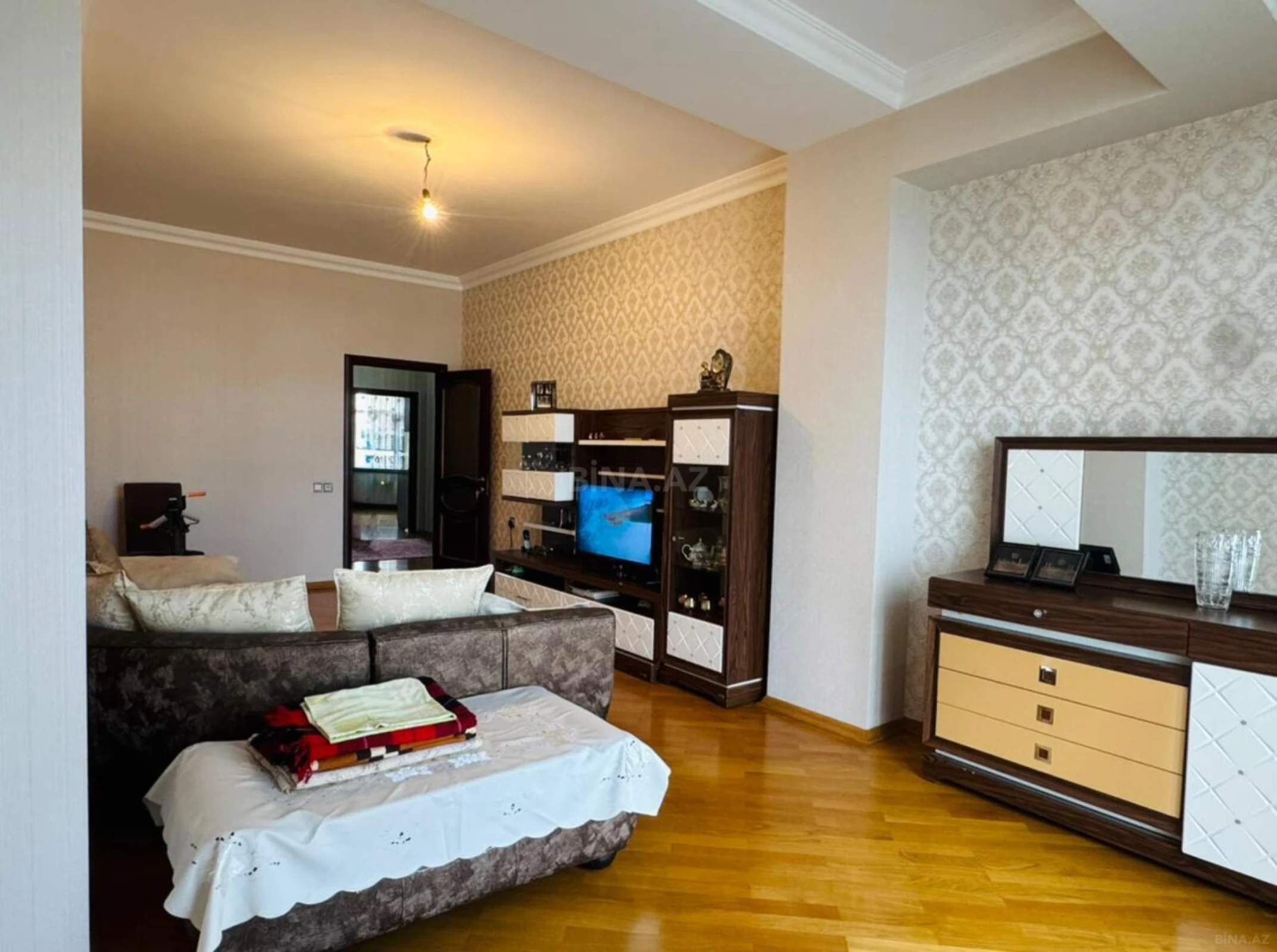 Satılır 3 otaqlı mənzil 135 m²
