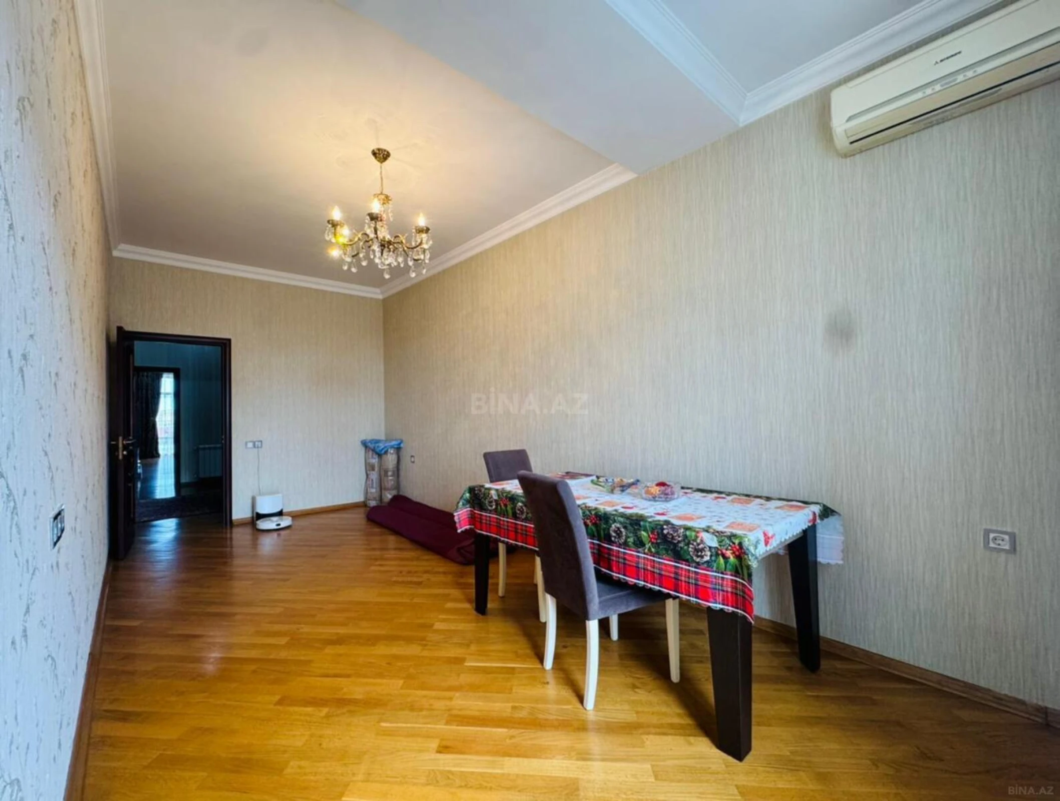 Satılır 3 otaqlı mənzil 135 m²