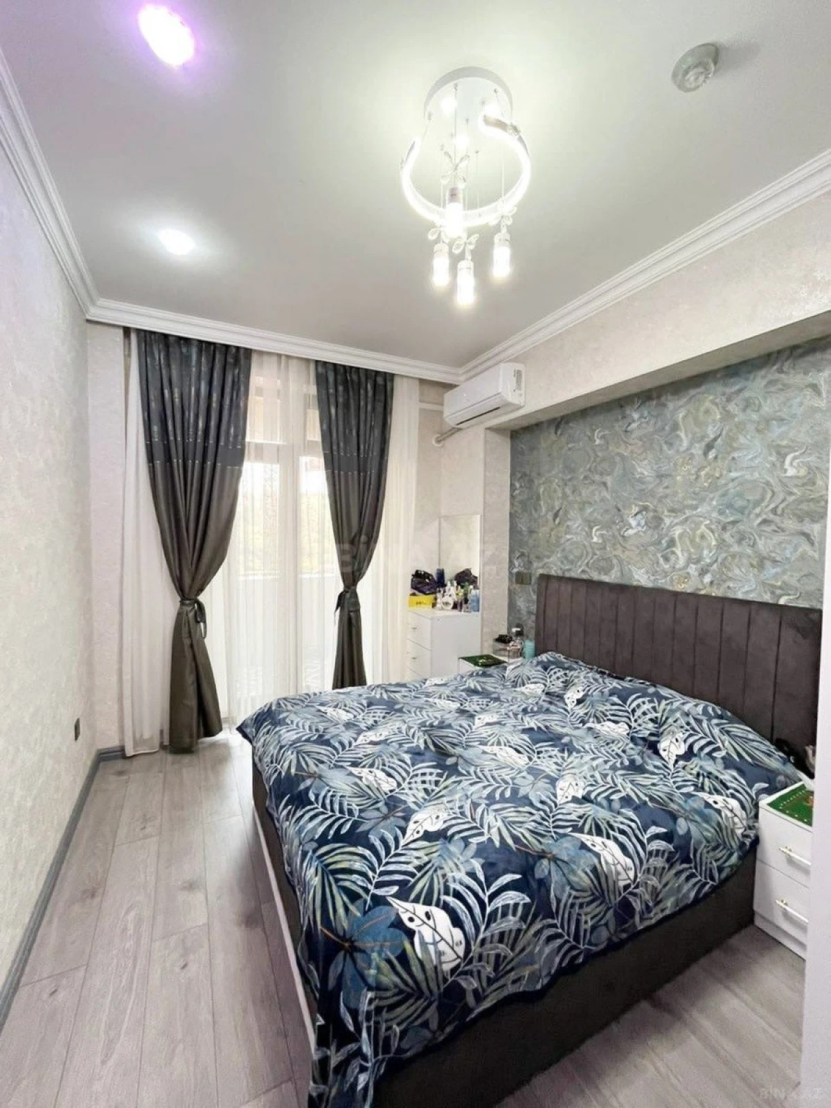 Satılır 3 otaqlı mənzil 135 m²