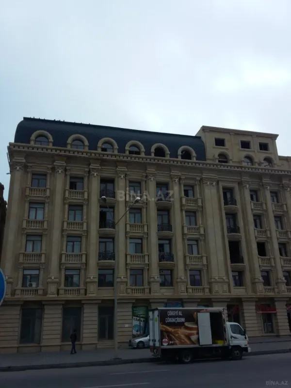 Satılır 5 otaqlı mənzil 220 m²