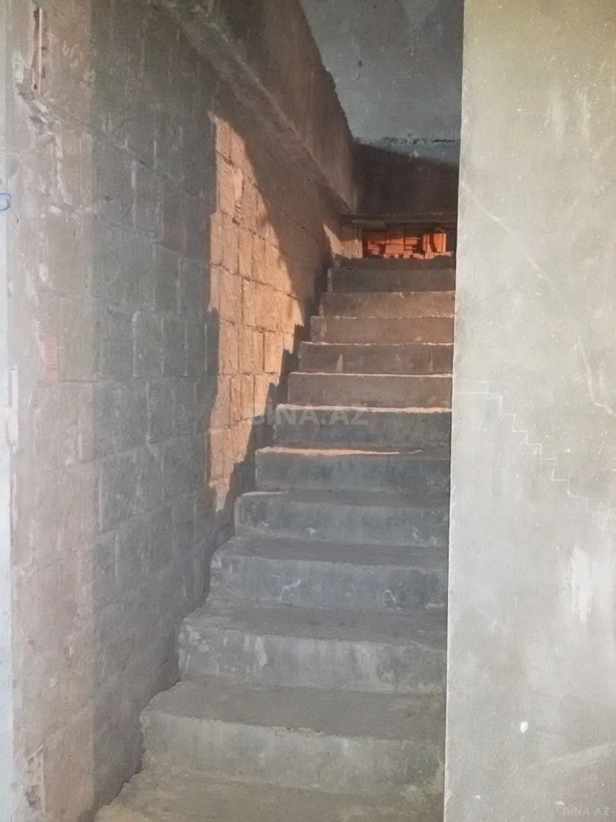 Satılır 5 otaqlı mənzil 220 m²