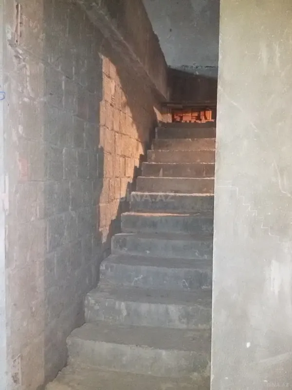 Satılır 5 otaqlı mənzil 220 m²