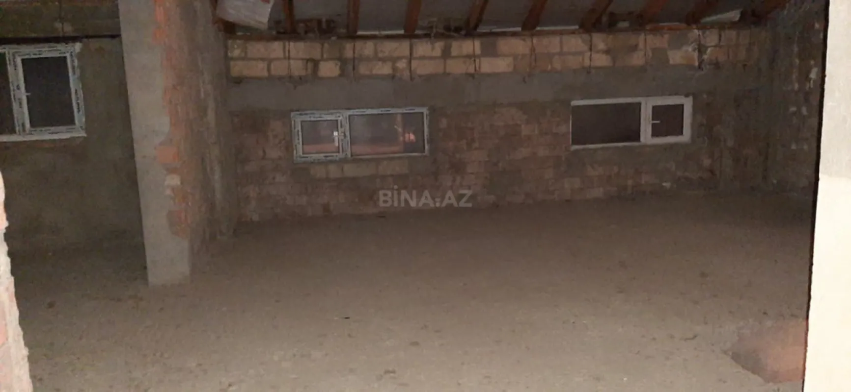 Satılır 5 otaqlı mənzil 220 m²