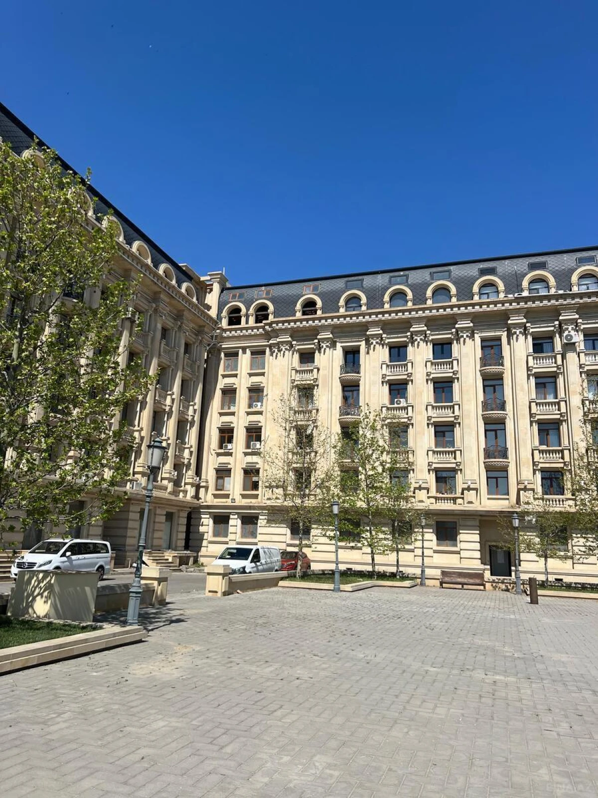 Satılır 5 otaqlı mənzil 220 m²