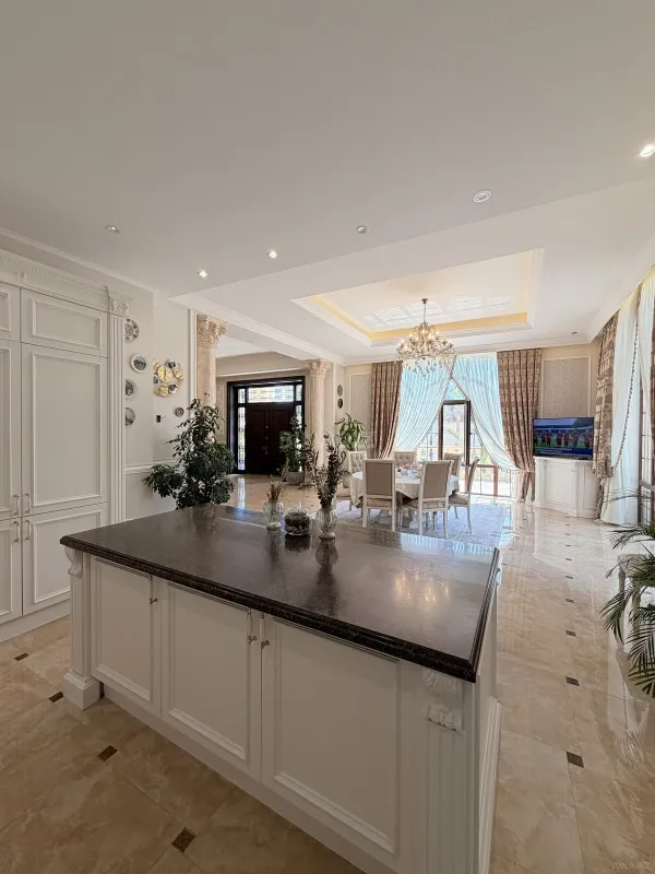 Satılır 10 otaqlı həyət evi 1300 m²