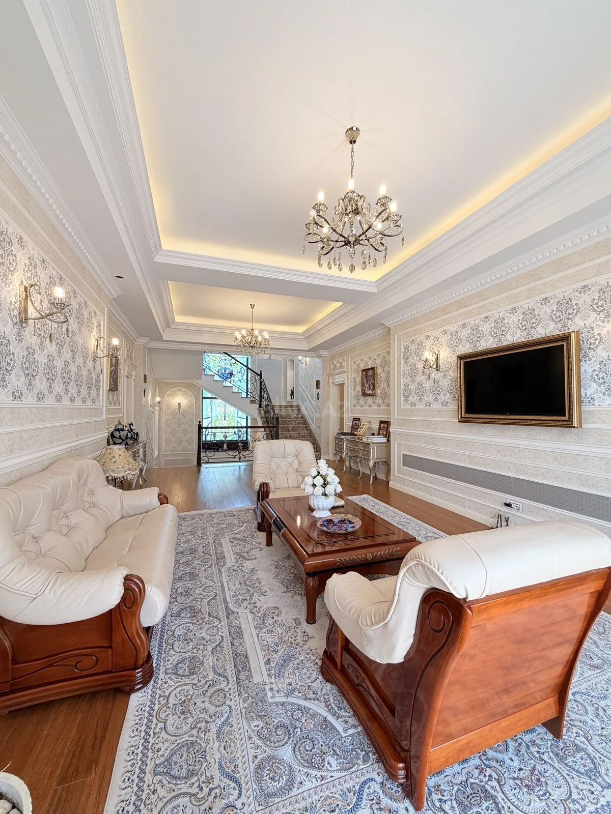 Satılır 10 otaqlı həyət evi 1300 m²