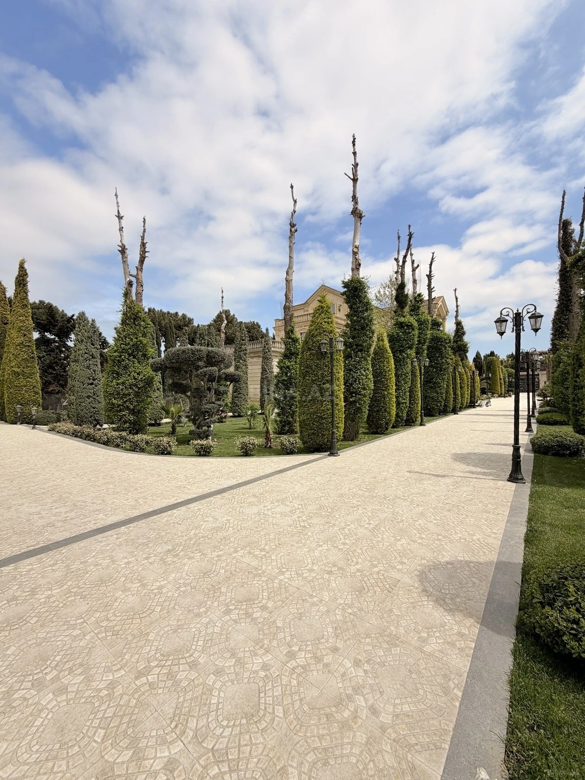 Satılır 10 otaqlı həyət evi 1300 m²