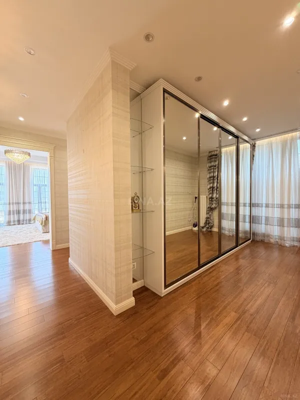 Satılır 10 otaqlı həyət evi 1300 m²