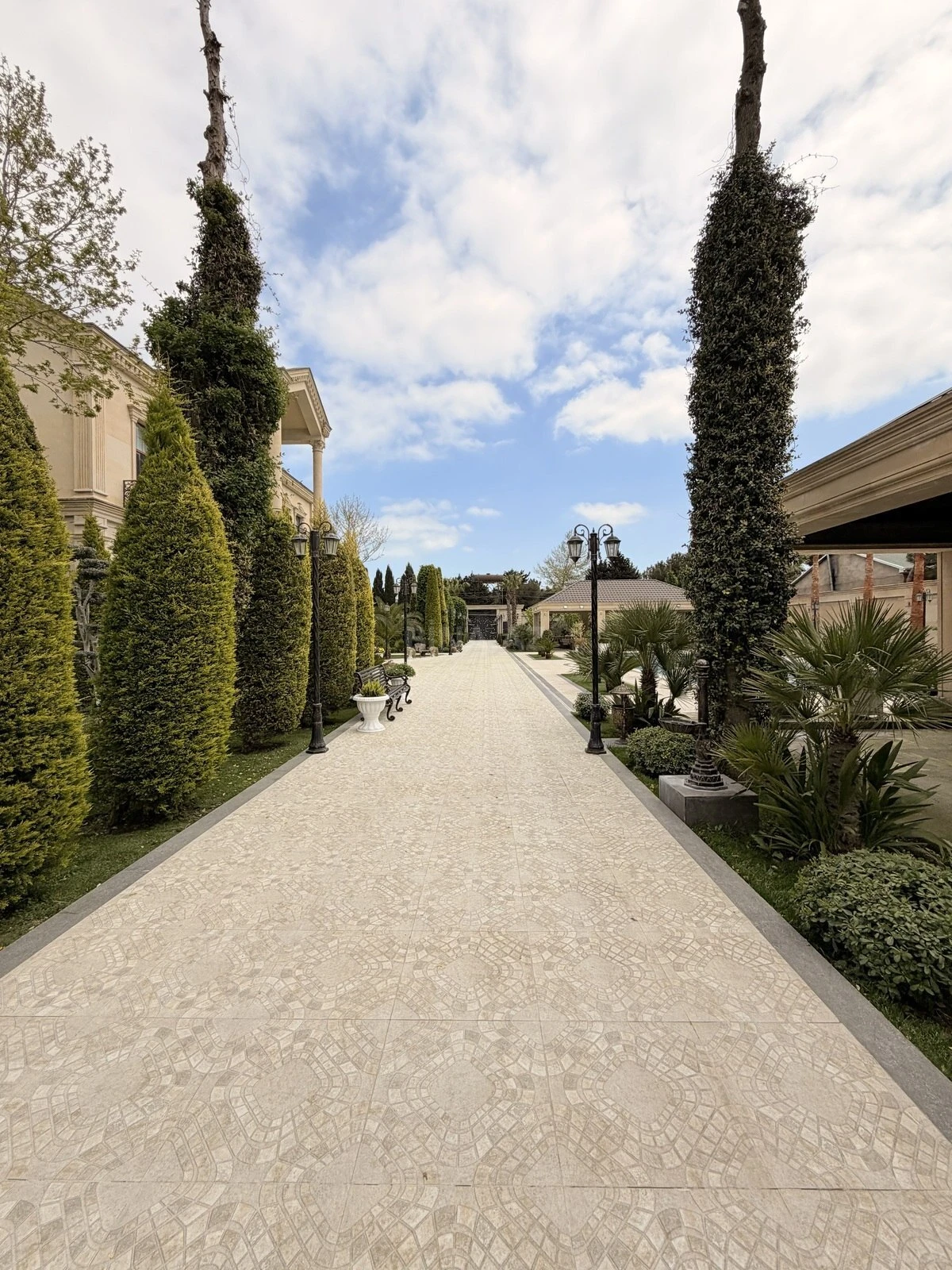 Satılır 10 otaqlı həyət evi 1300 m²