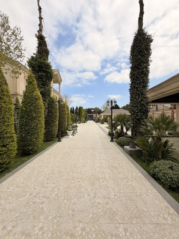 Satılır 10 otaqlı həyət evi 1300 m²