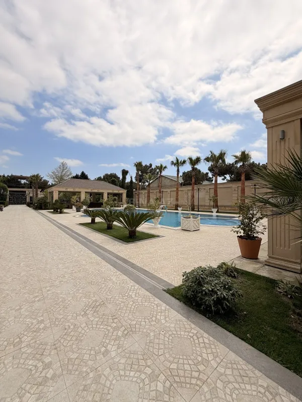 Satılır 10 otaqlı həyət evi 1300 m²
