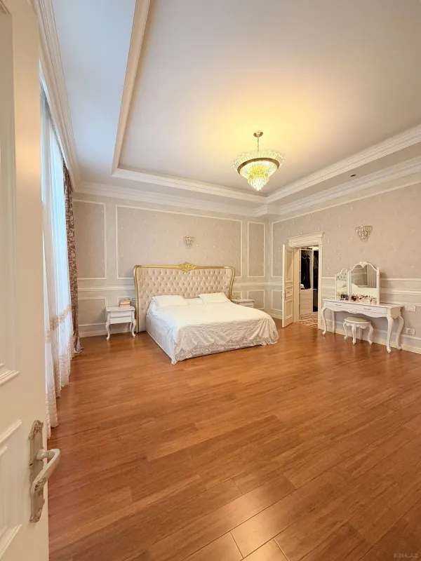 Satılır 10 otaqlı həyət evi 1300 m²