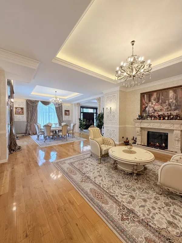 Satılır 10 otaqlı həyət evi 1300 m²