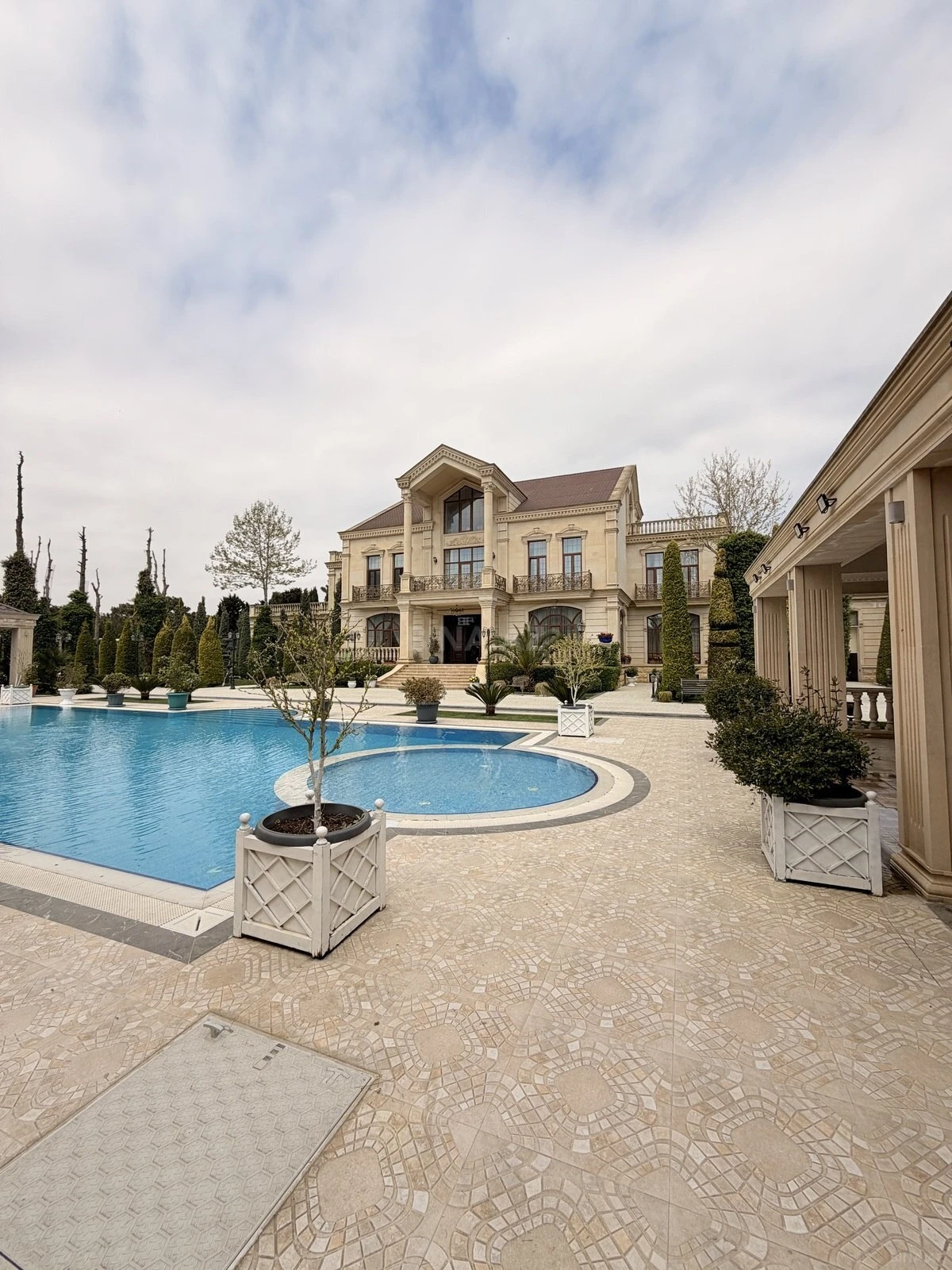 Satılır 10 otaqlı həyət evi 1300 m²