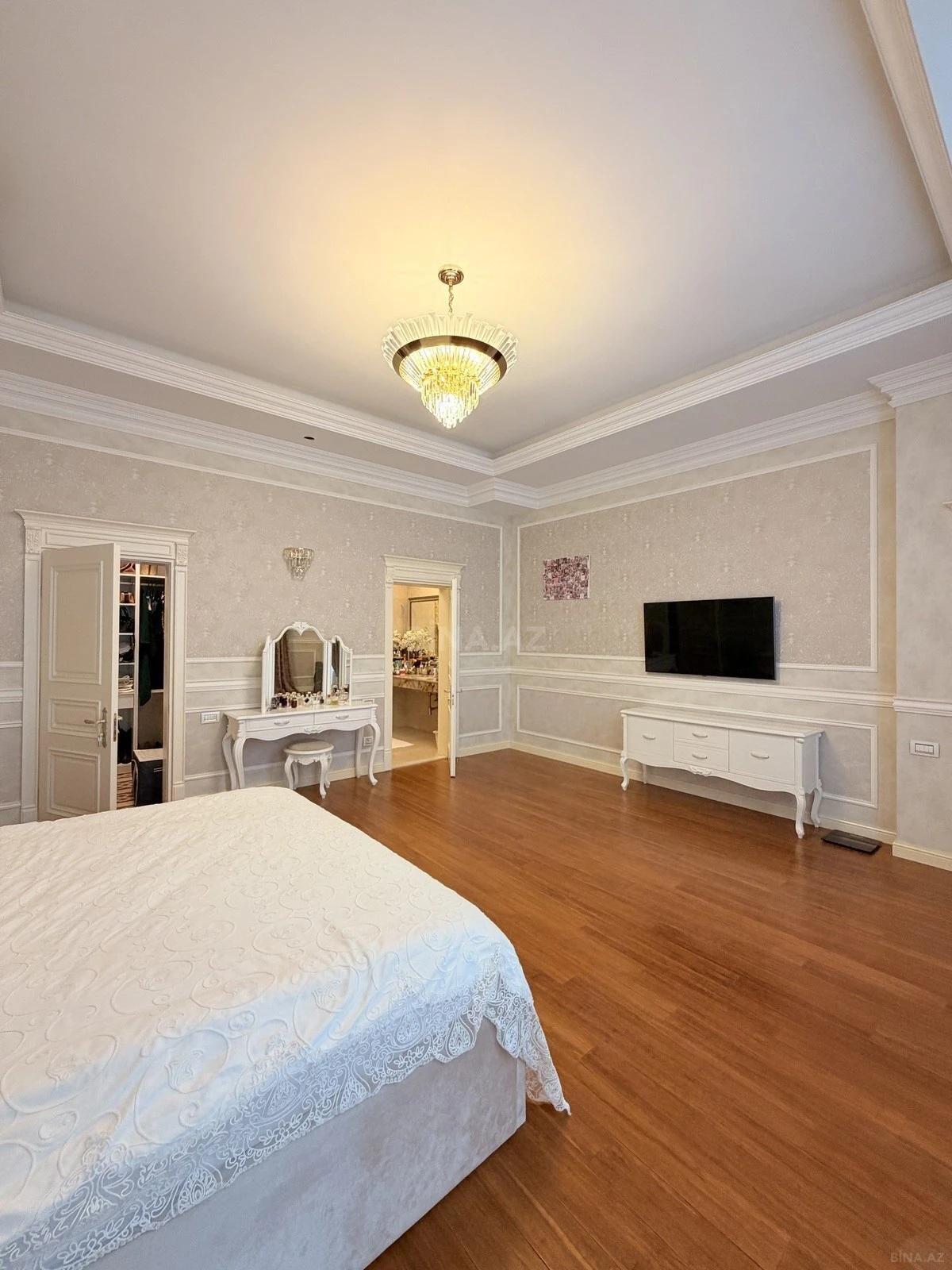 Satılır 10 otaqlı həyət evi 1300 m²