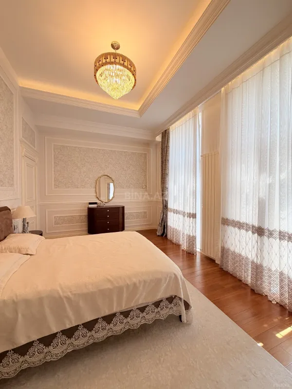 Satılır 10 otaqlı həyət evi 1300 m²