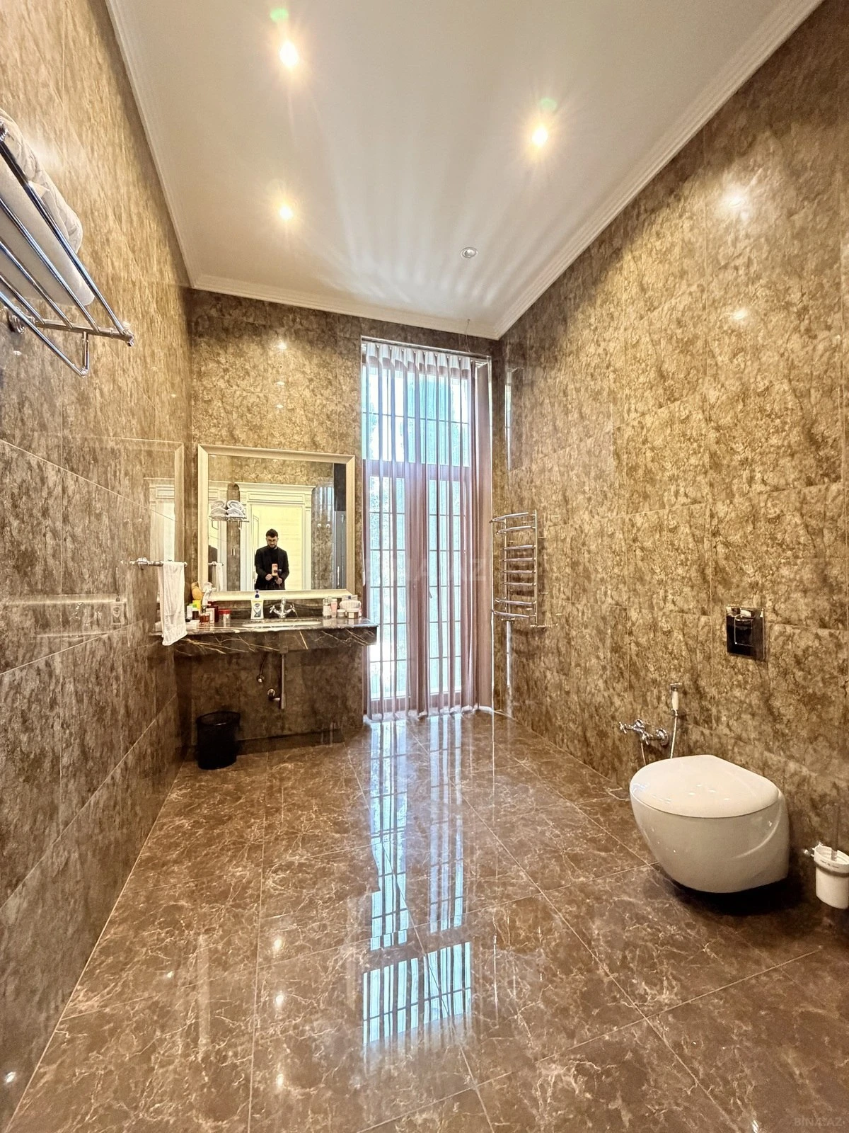 Satılır 10 otaqlı həyət evi 1300 m²