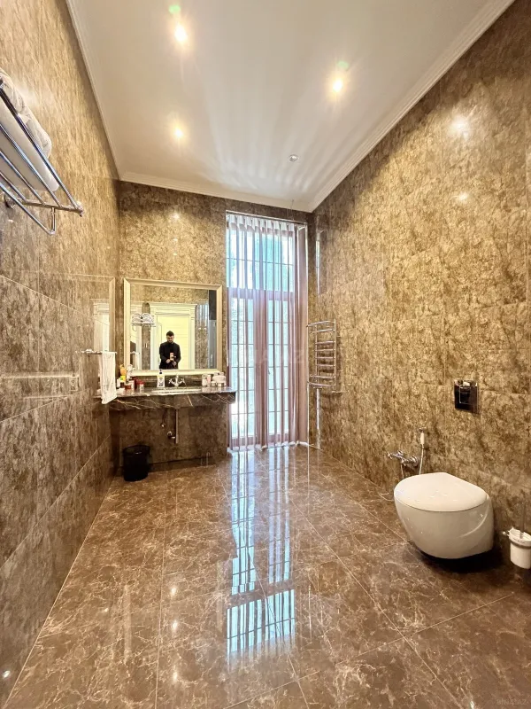 Satılır 10 otaqlı həyət evi 1300 m²