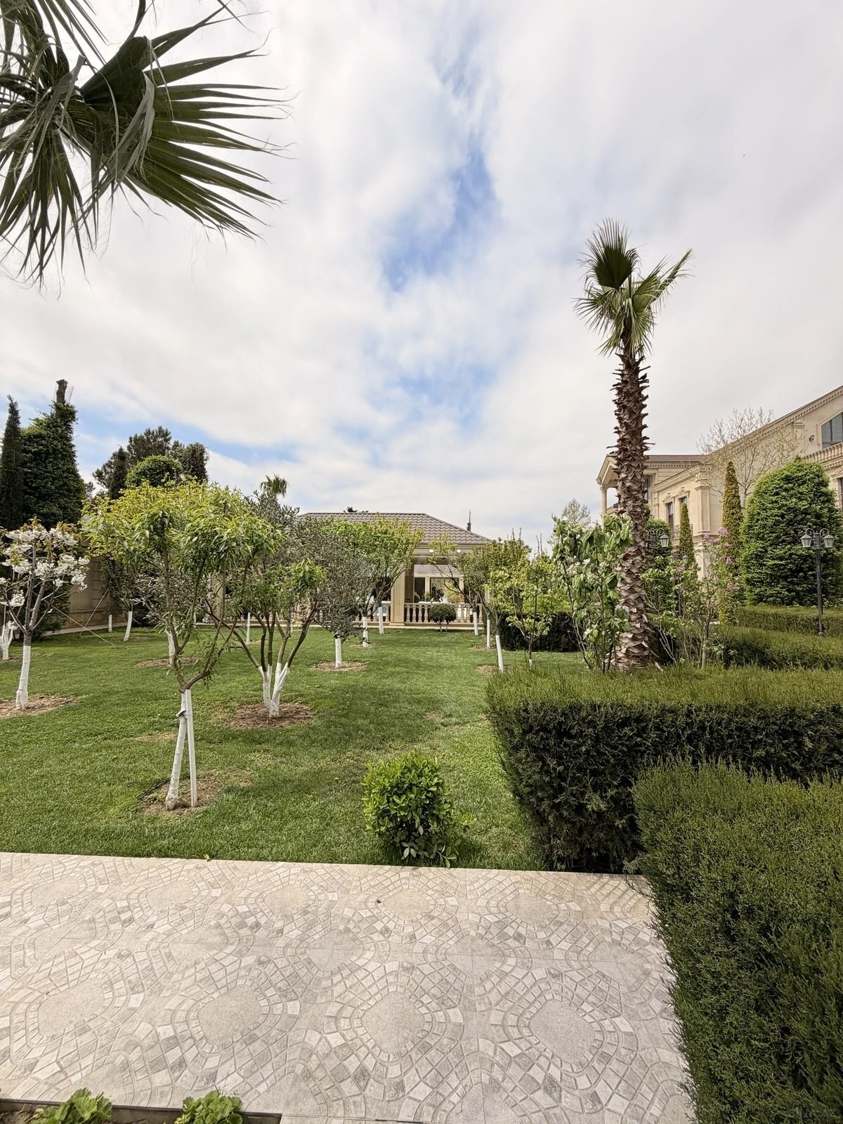 Satılır 10 otaqlı həyət evi 1300 m²