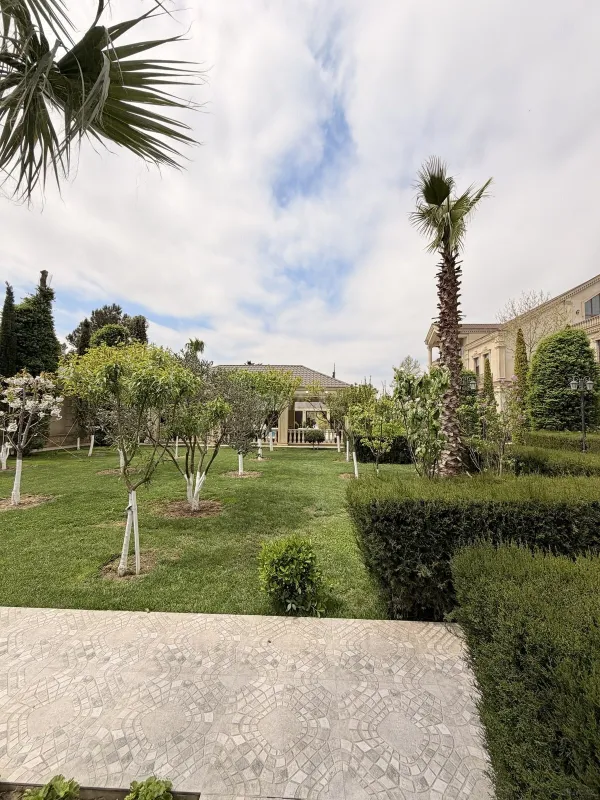 Satılır 10 otaqlı həyət evi 1300 m²