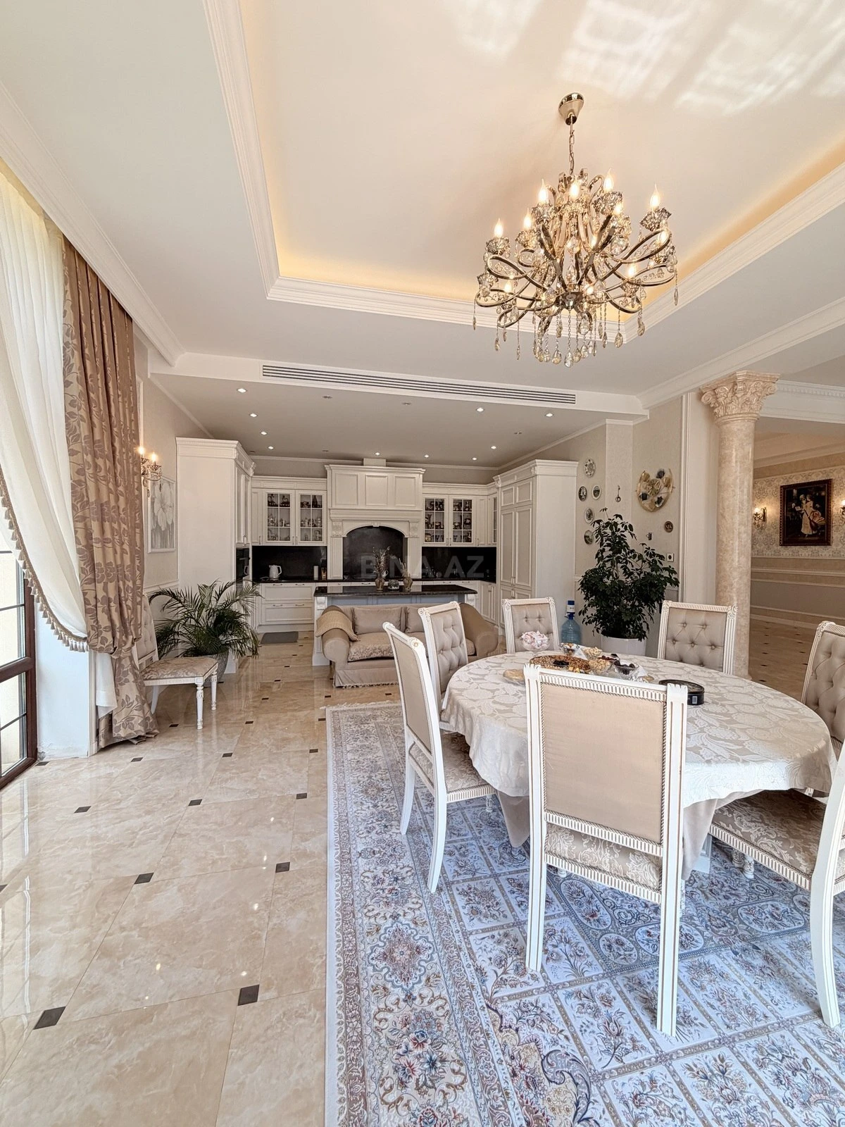 Satılır 10 otaqlı həyət evi 1300 m²