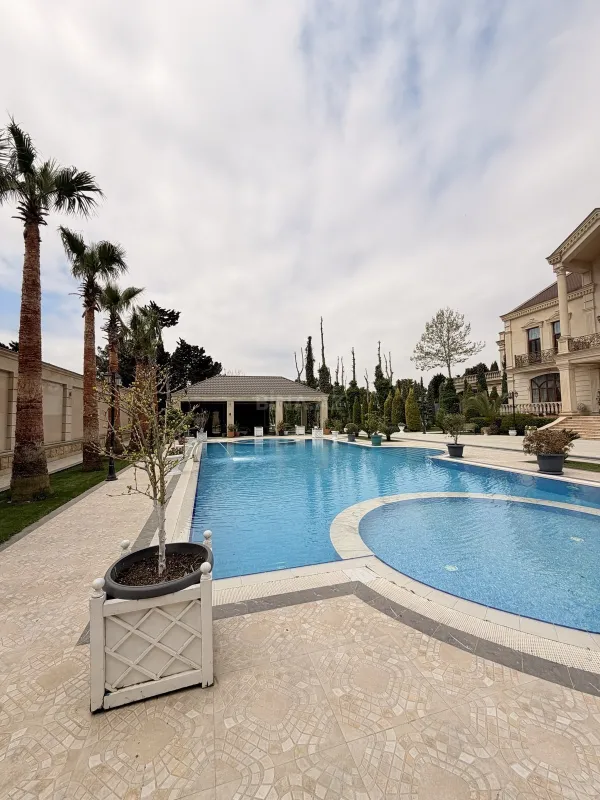 Satılır 10 otaqlı həyət evi 1300 m²