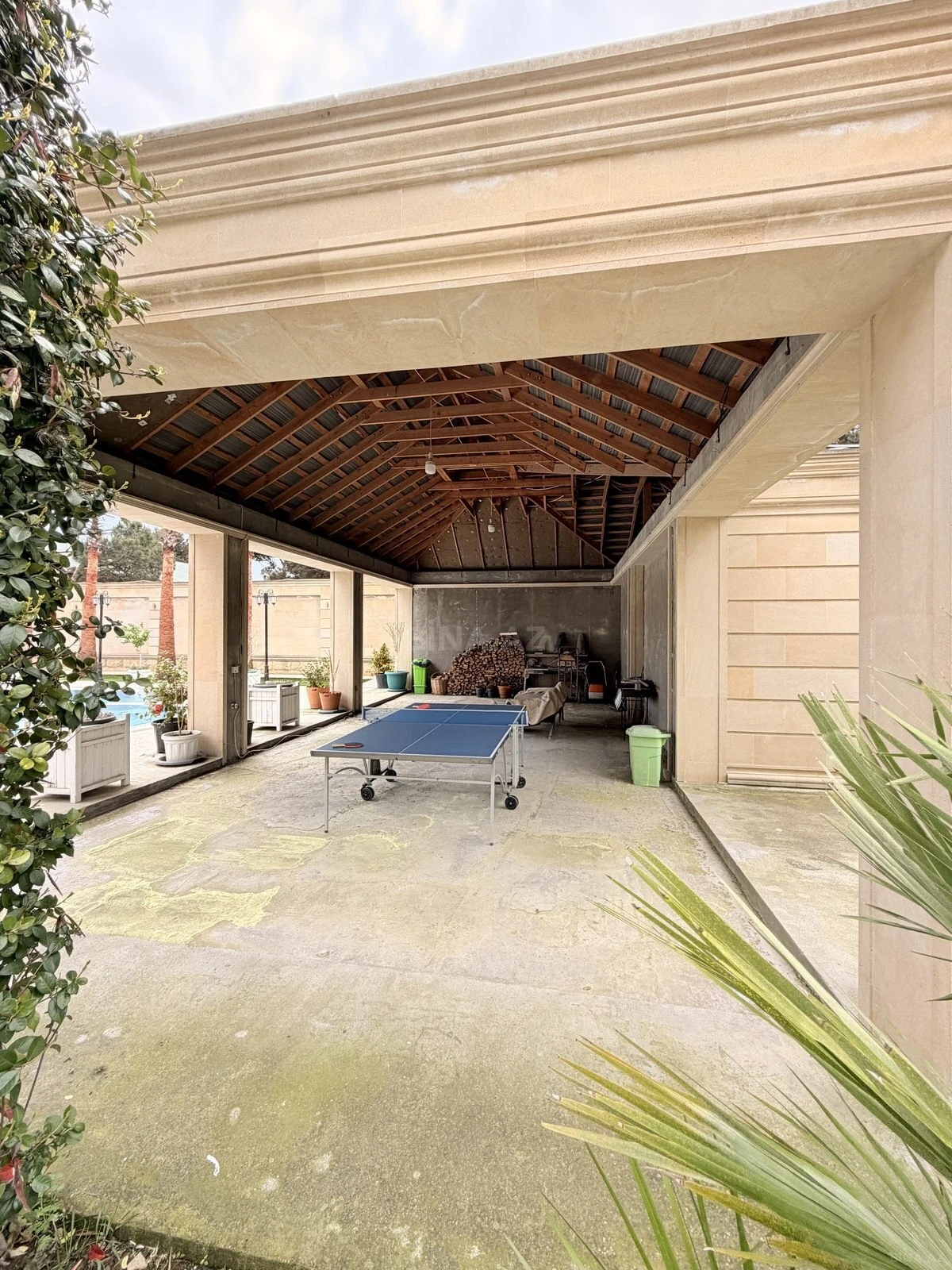 Satılır 10 otaqlı həyət evi 1300 m²