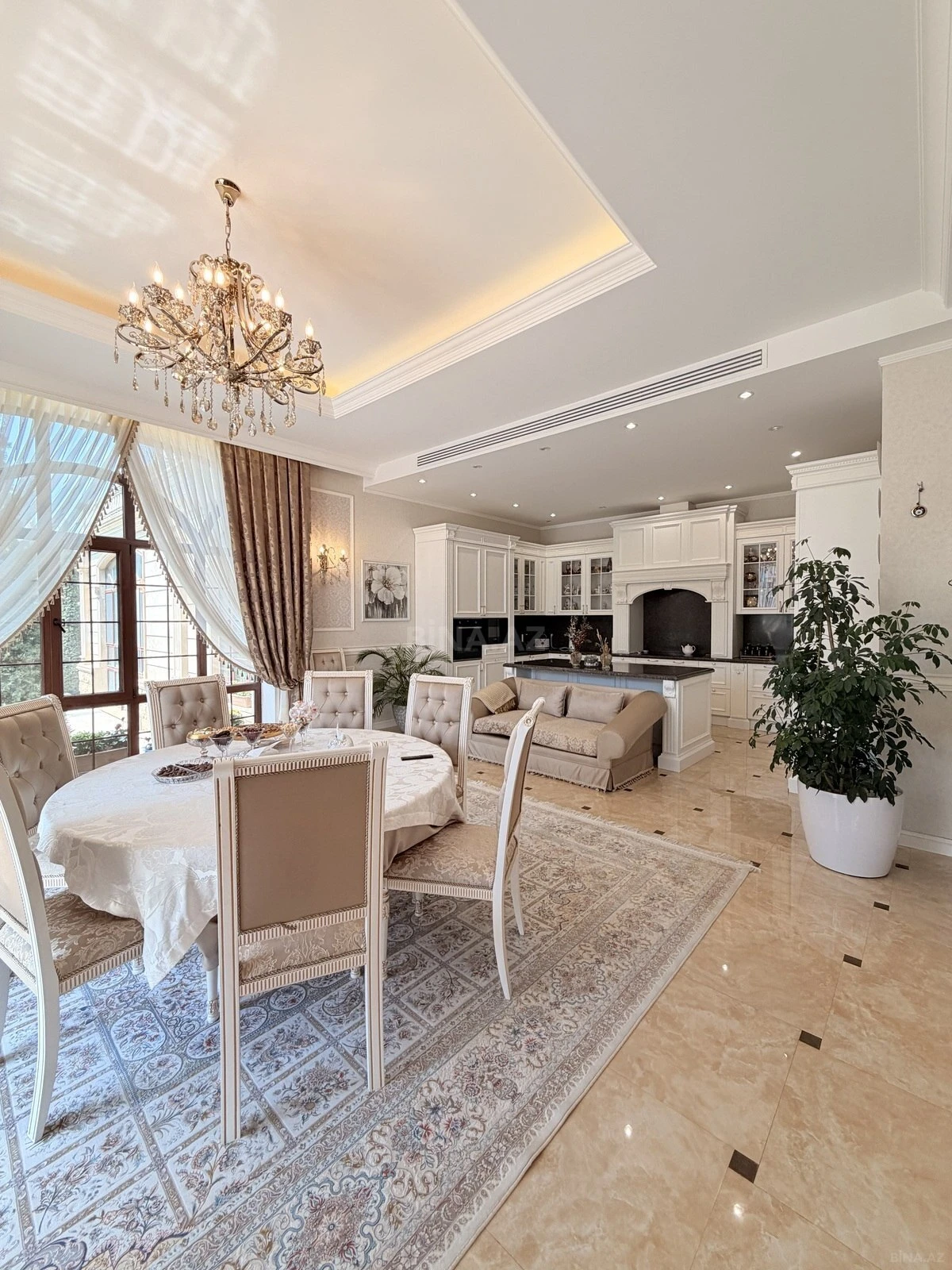 Satılır 10 otaqlı həyət evi 1300 m²