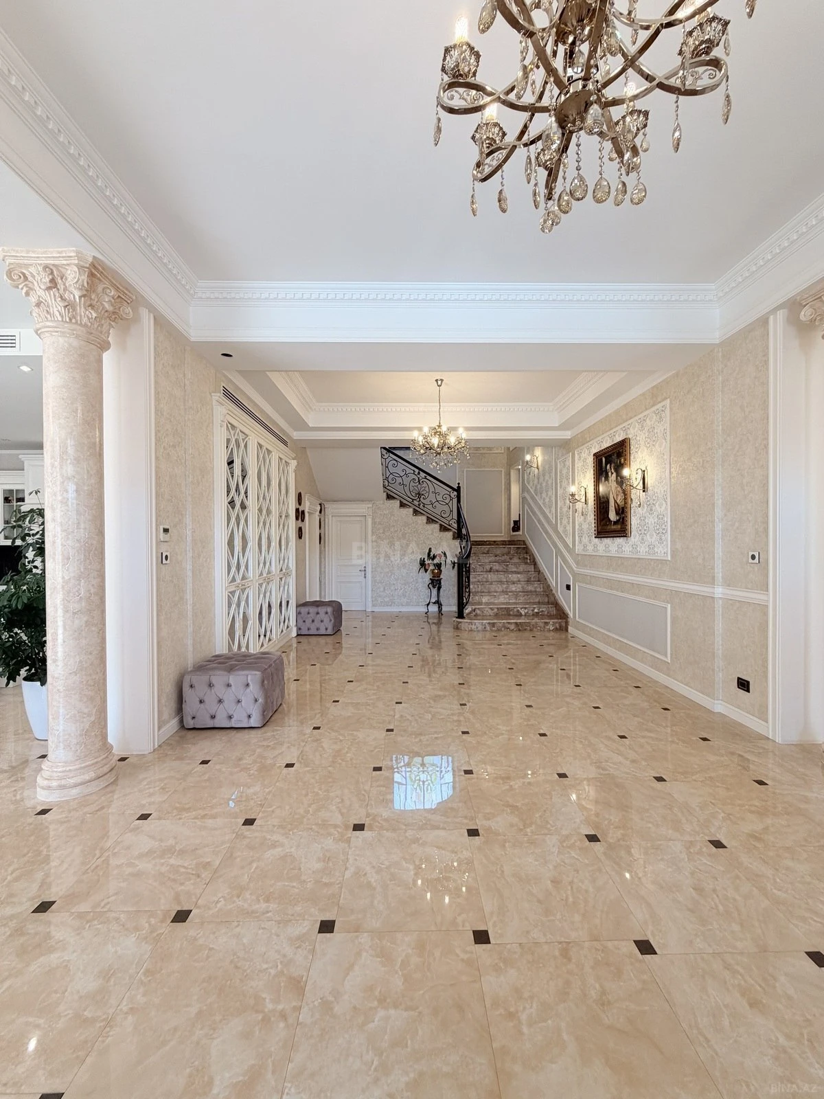 Satılır 10 otaqlı həyət evi 1300 m²