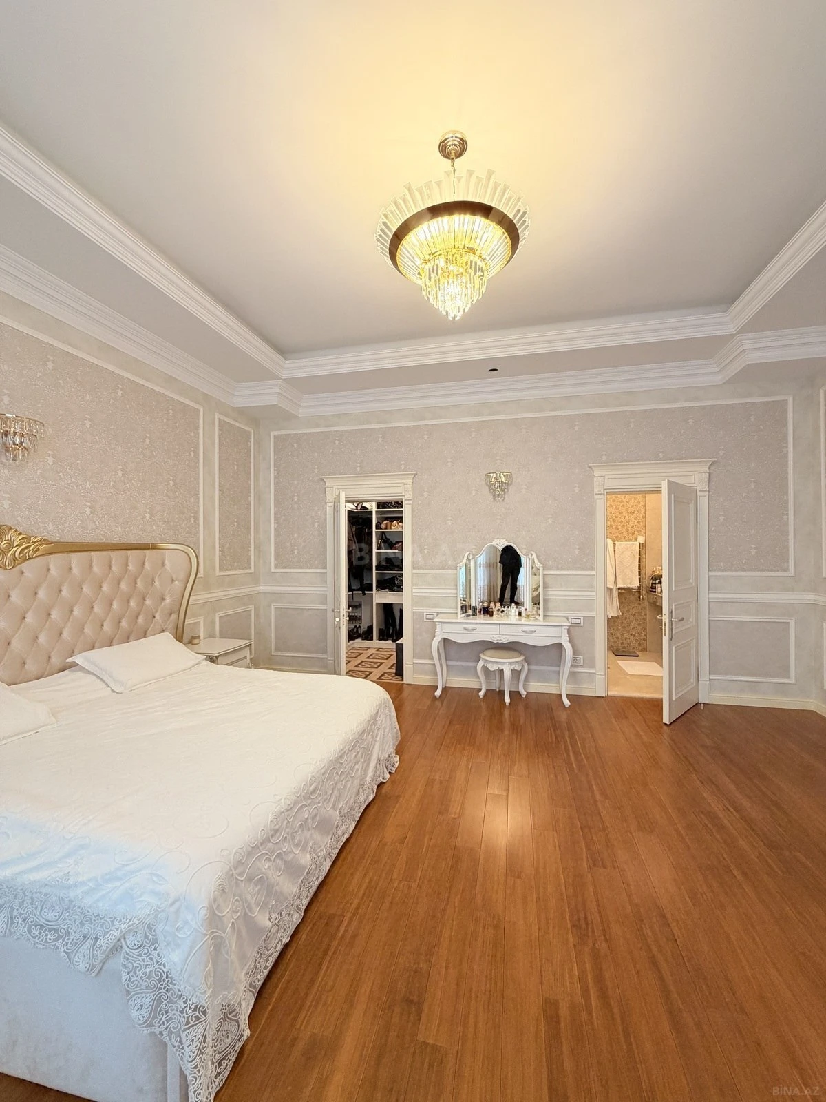 Satılır 10 otaqlı həyət evi 1300 m²