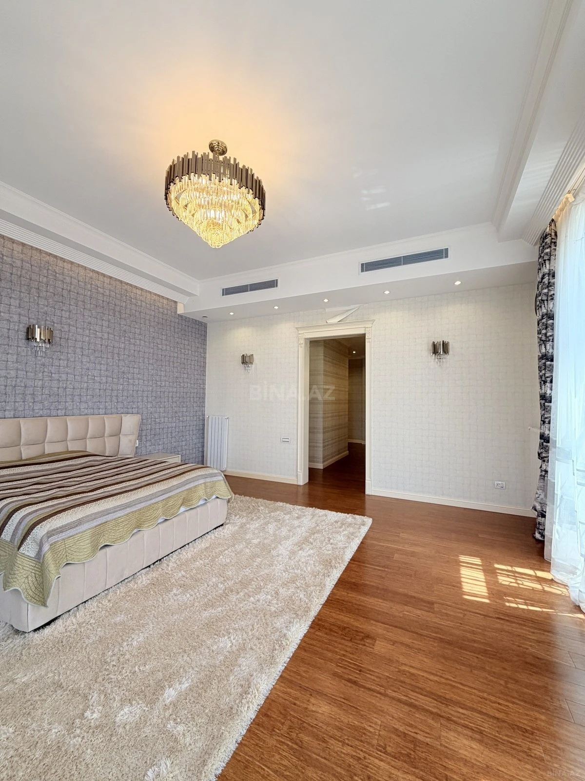 Satılır 10 otaqlı həyət evi 1300 m²