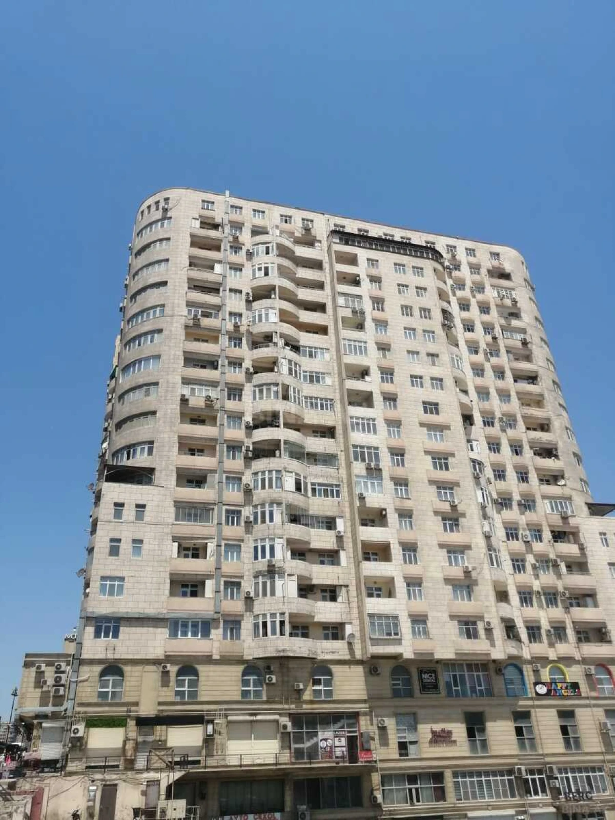 Satılır obyekt 1800 m²