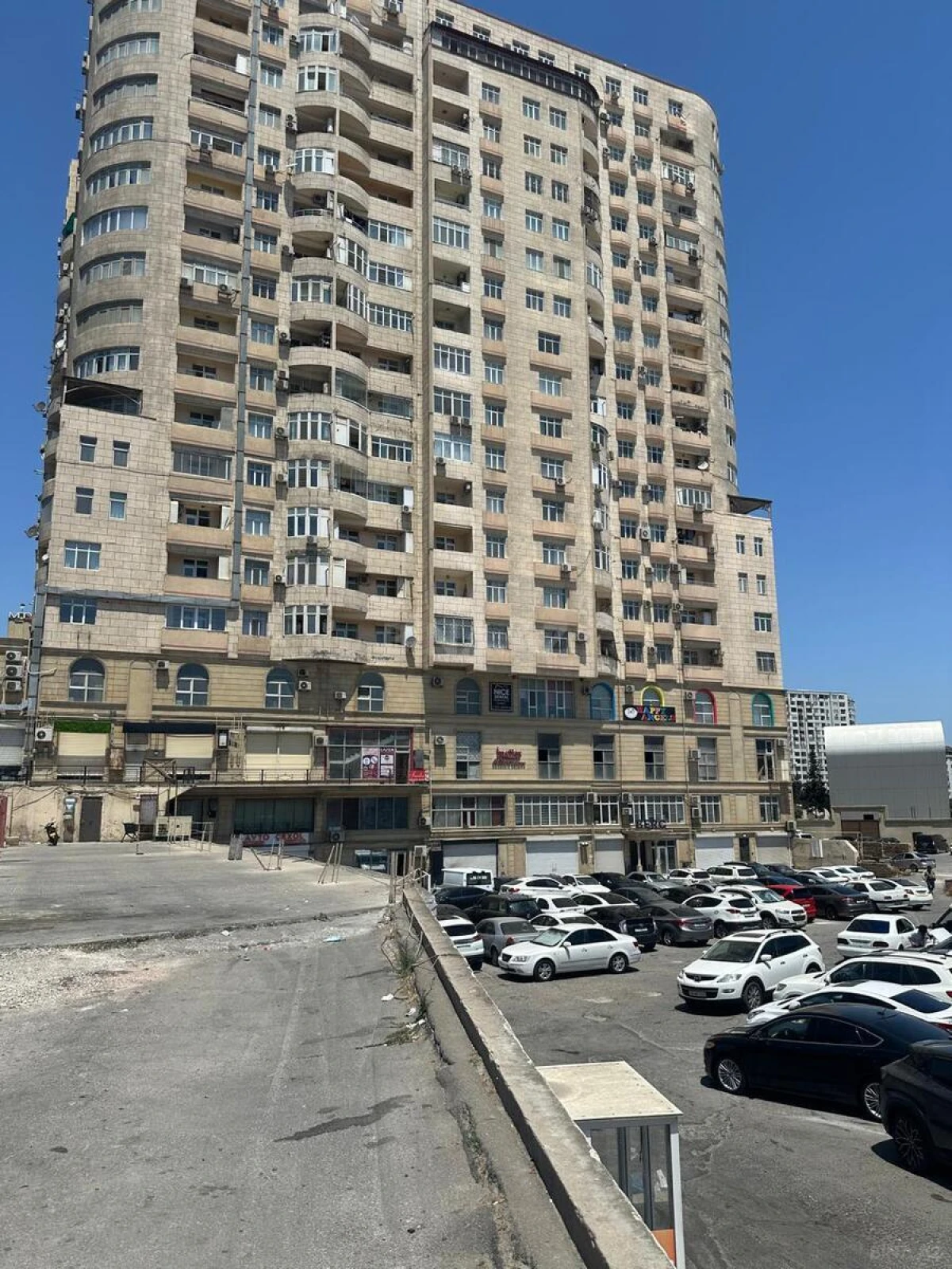 Satılır obyekt 1800 m²