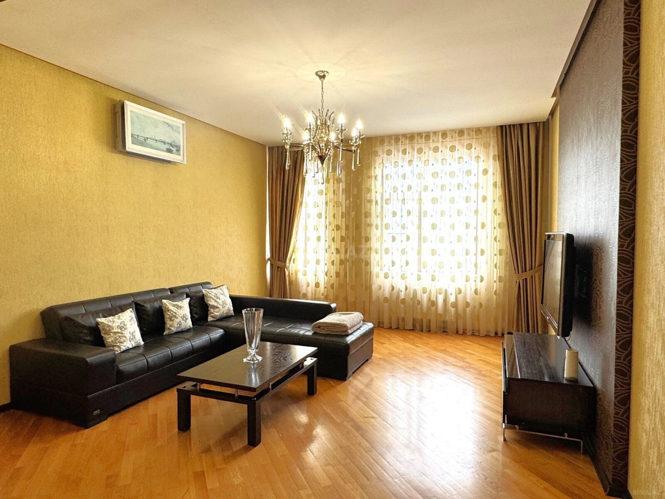 Kirayə verilir 2 otaqlı mənzil 110 m²