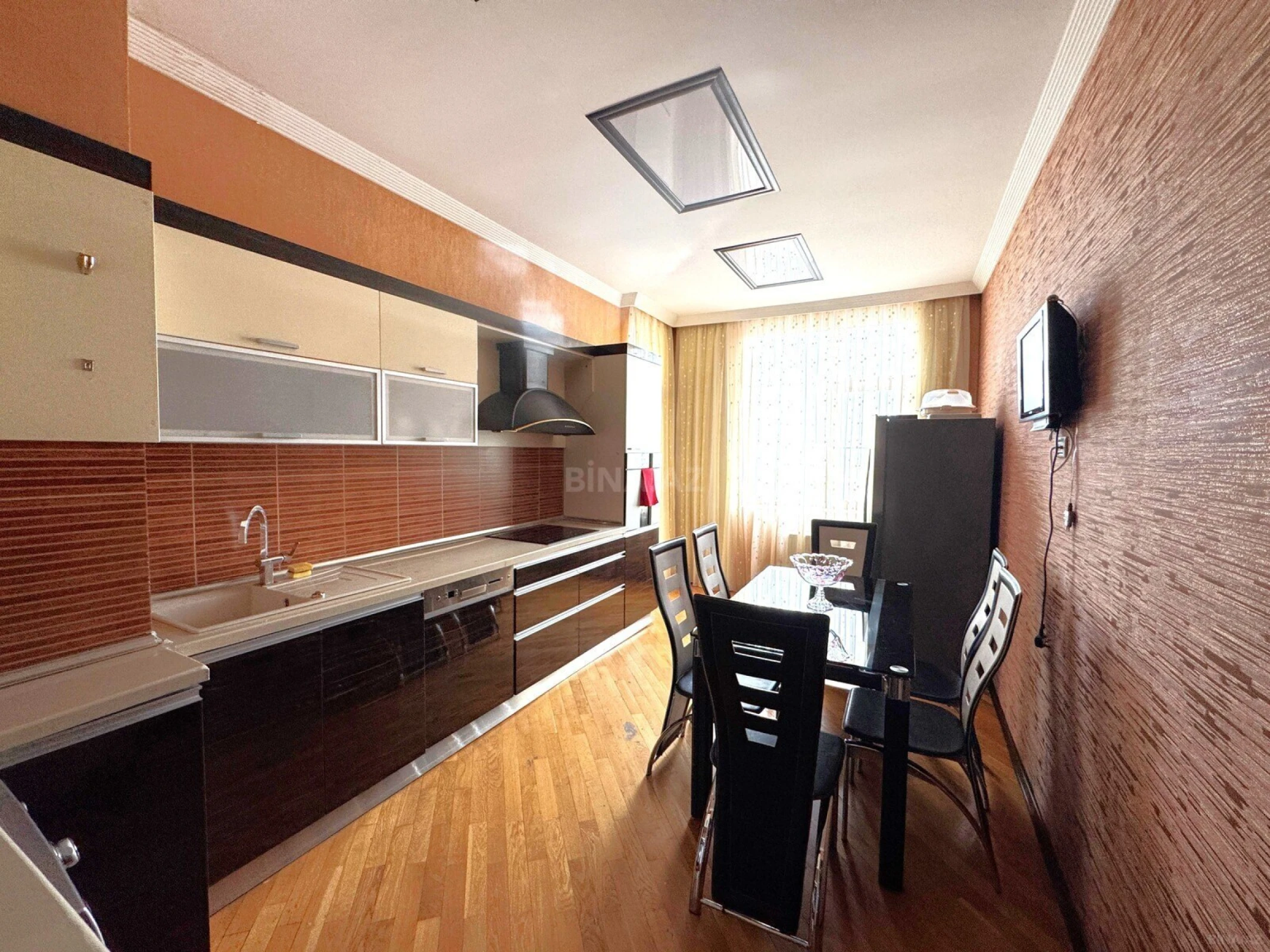 Kirayə verilir 2 otaqlı mənzil 110 m²