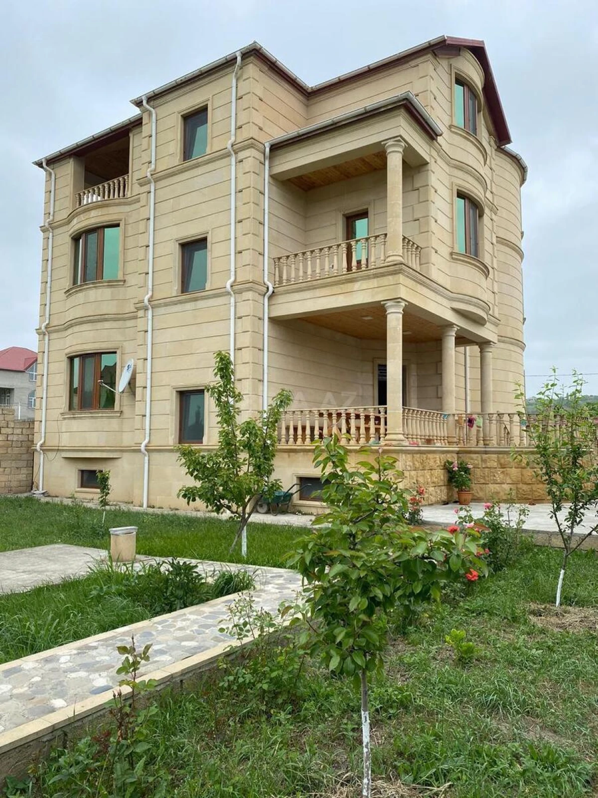 Satılır 6 otaqlı həyət evi 480 m²