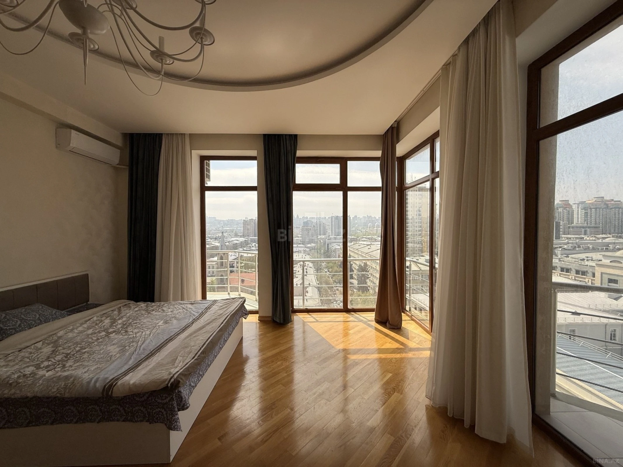 Satılır 4 otaqlı mənzil 210 m²
