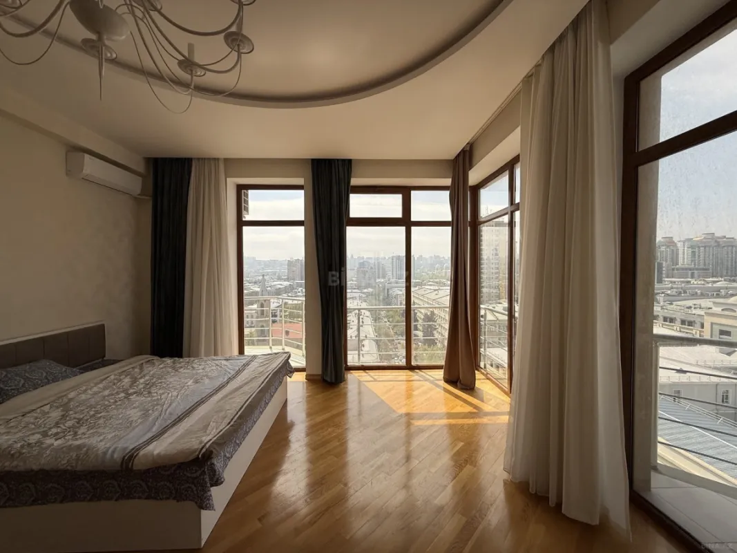Satılır 4 otaqlı mənzil 210 m²