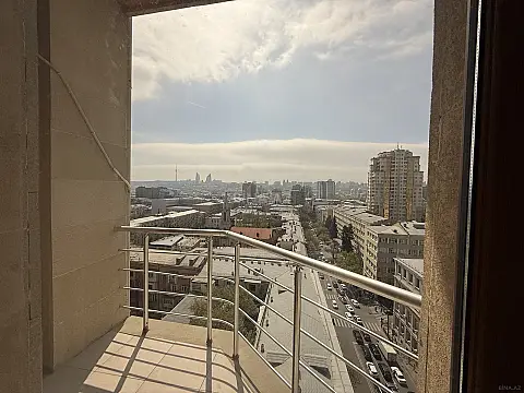 Satılır 4 otaqlı mənzil 210 m²
