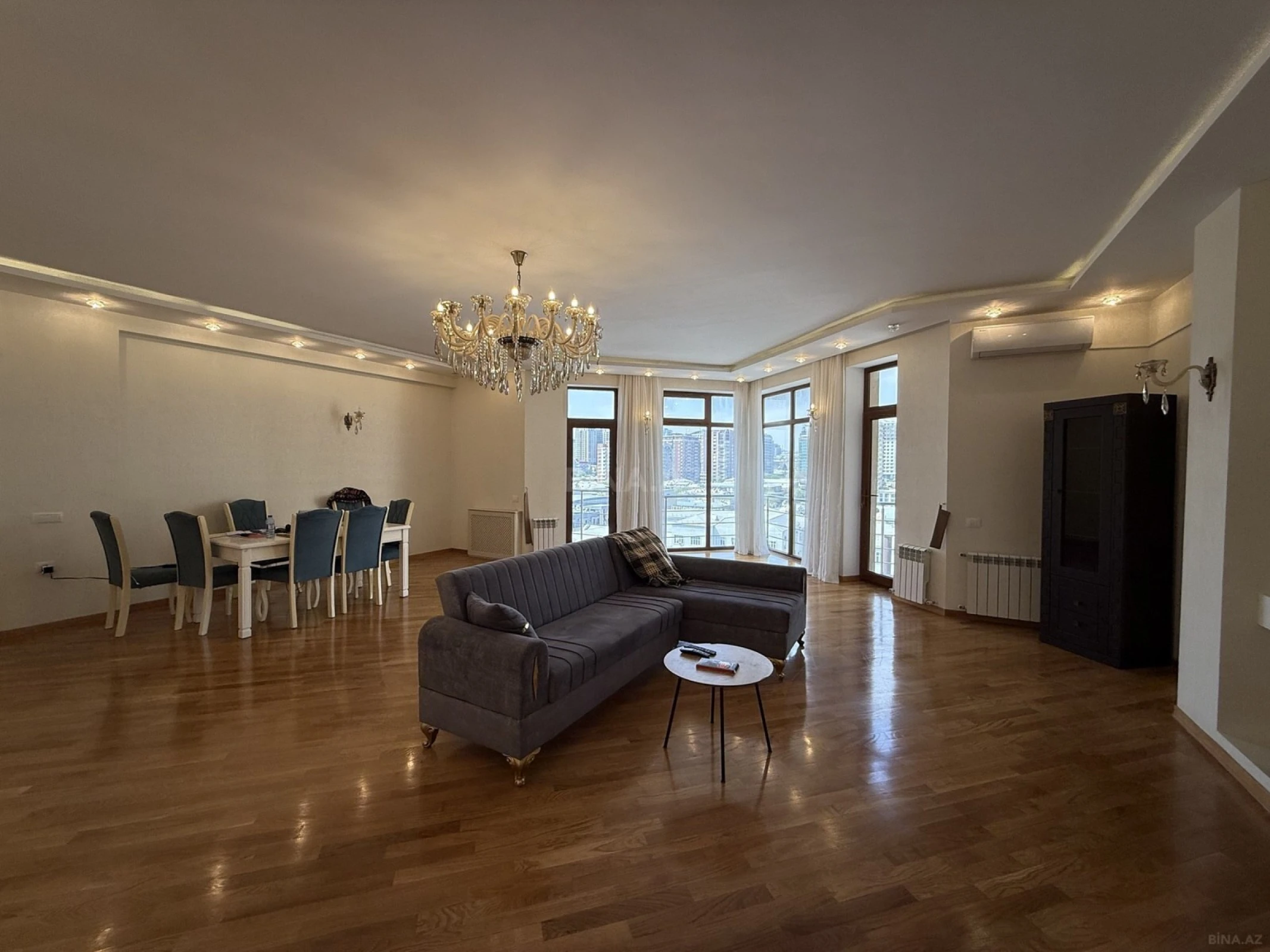 Satılır 4 otaqlı mənzil 210 m²