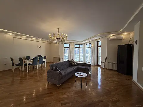 Satılır 4 otaqlı mənzil 210 m²