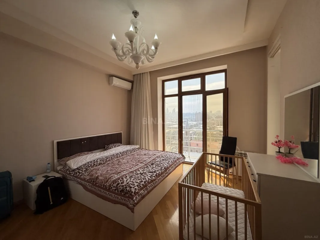 Satılır 4 otaqlı mənzil 210 m²
