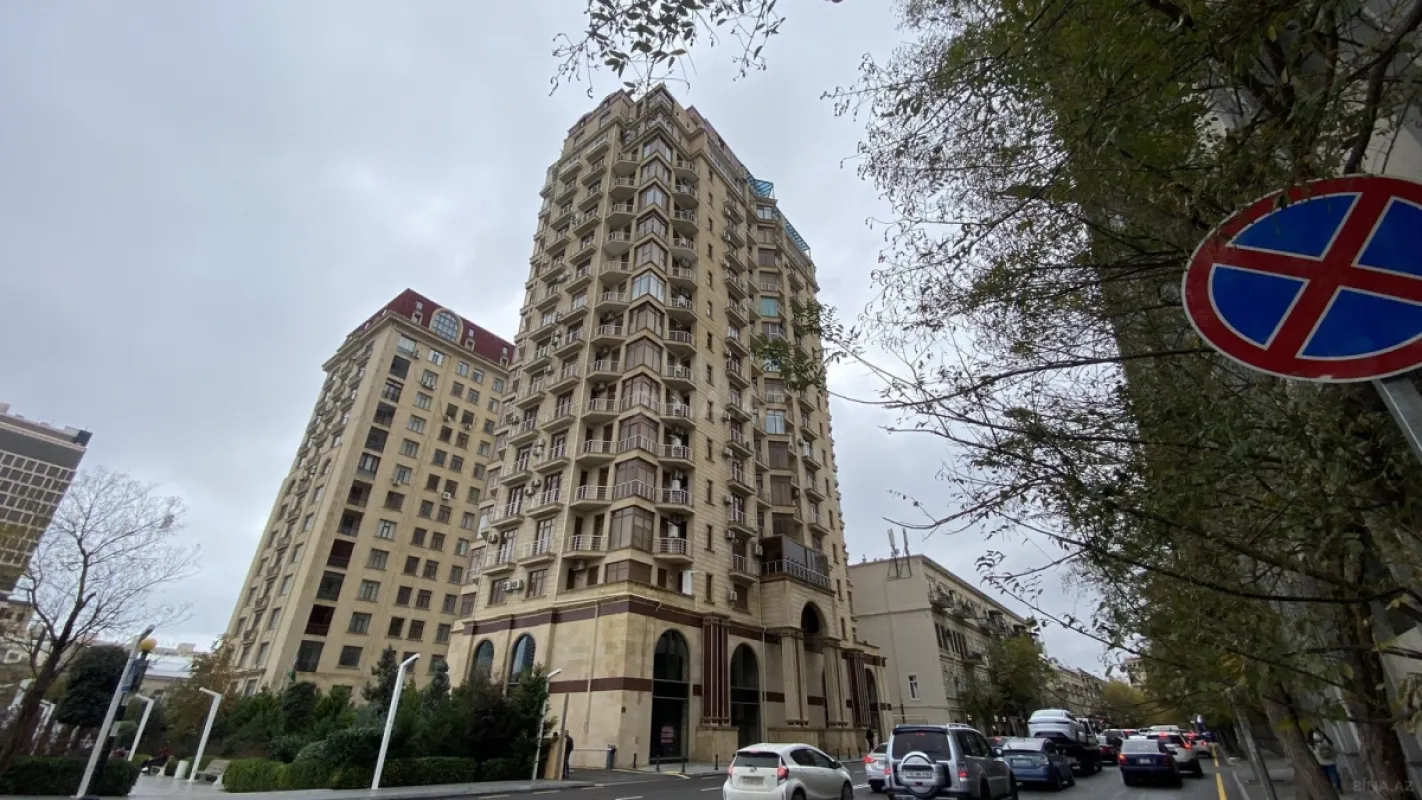 Satılır 4 otaqlı mənzil 210 m²