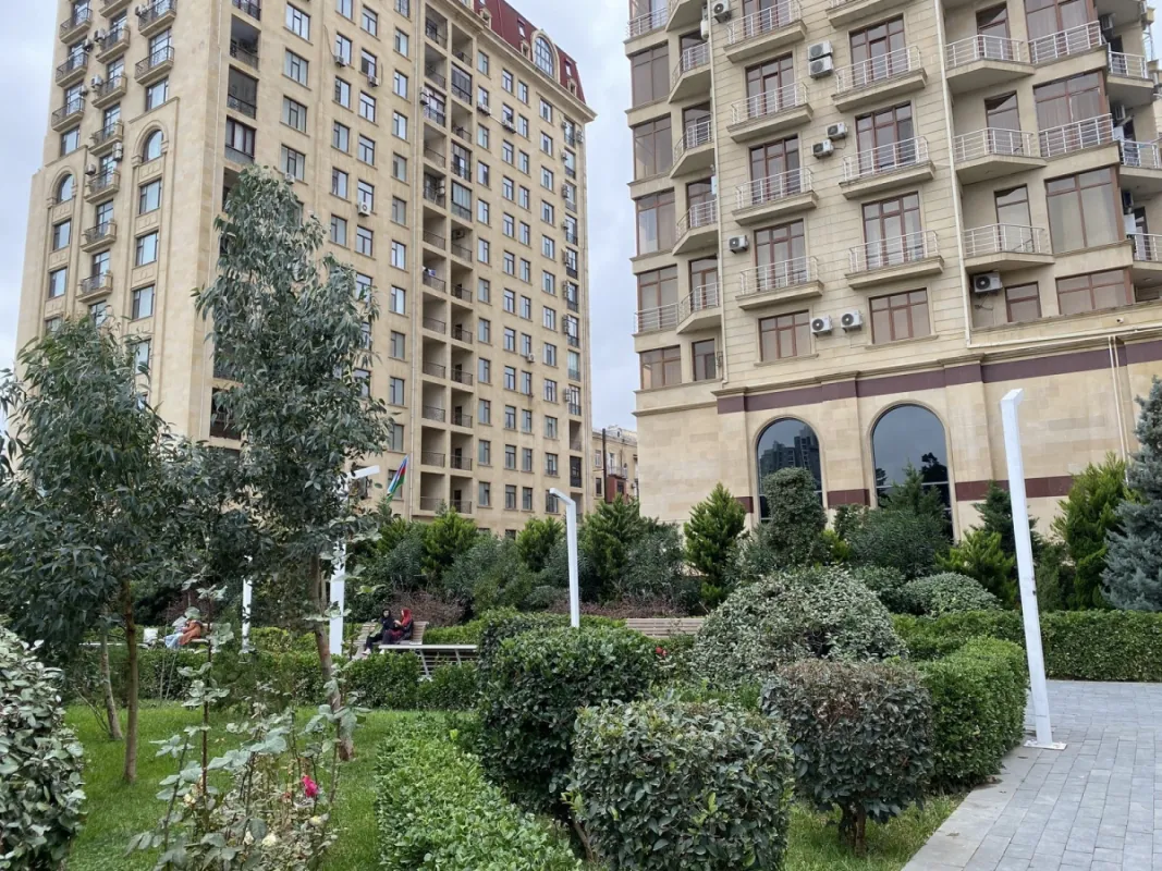 Satılır 4 otaqlı mənzil 210 m²