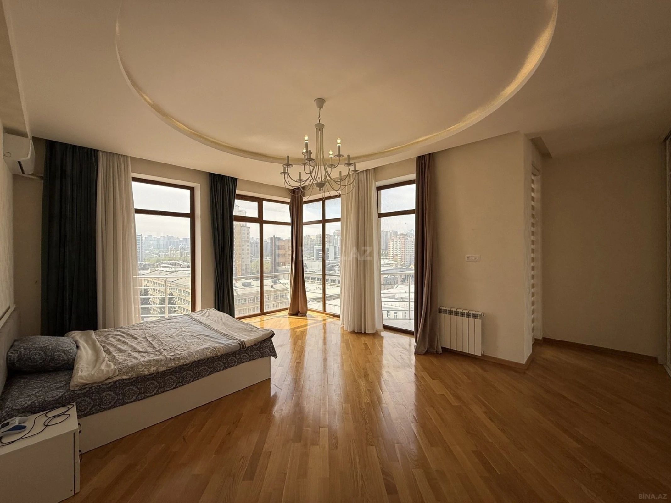 Satılır 4 otaqlı mənzil 210 m²