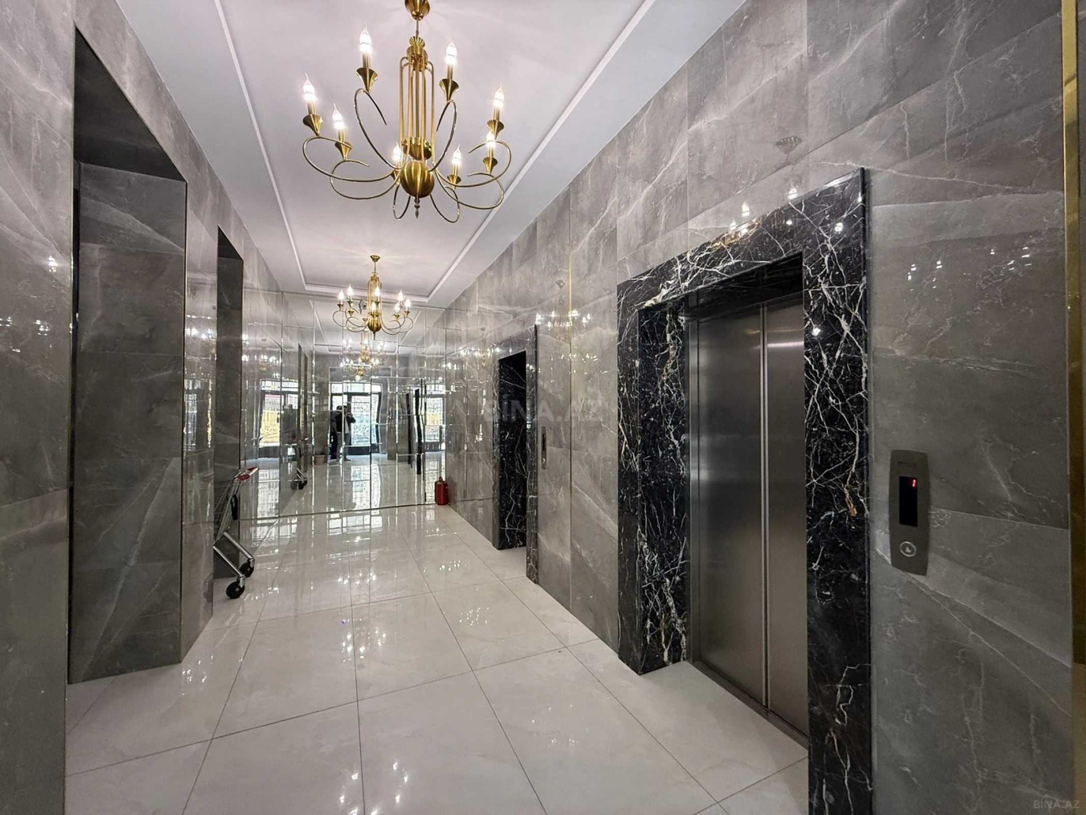 Satılır 4 otaqlı mənzil 210 m²
