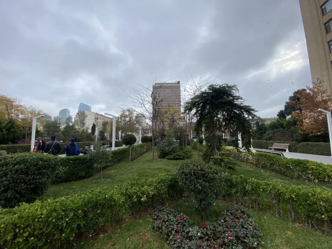 Satılır 4 otaqlı mənzil 210 m²