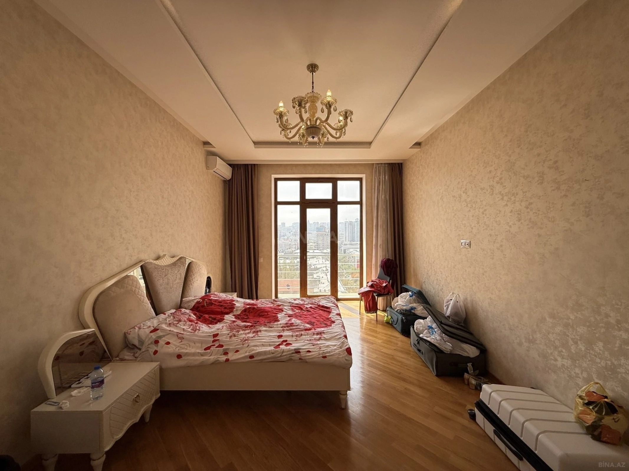 Satılır 4 otaqlı mənzil 210 m²