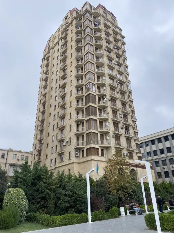 Satılır 4 otaqlı mənzil 210 m²